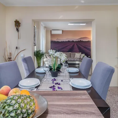 Cozy In Vrh Martinscice With Kitchen Kostrena